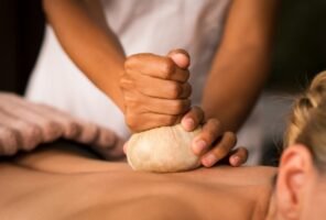 Herbal poultice massage to reduce pain, swelling and inflammation